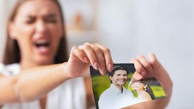 অভিযোগ, একথা শুনেই চটে যান ওই বধূ। রাতের অন্ধকারে তিনি যুবককে মারধর করে তাঁর মাথা ফাটিয়ে দেন। তাঁর হাতে ব্লেড চালিয়ে চামড়া কেটে দেন! এমনকী, যুবকের দাদার বাড়িতে আগুনও লাগিয়ে দেন ওই বধূ। যুবকের পরিবারের সদস্যদের খুন করতে তাঁদের খাবারে ইঁদুর মারার বিষ মিশিয়ে দেন! (প্রতীকী ছবি) অভিযোগ, একথা শুনেই চটে যান ওই বধূ। রাতের অন্ধকারে তিনি যুবককে মারধর করে তাঁর মাথা ফাটিয়ে দেন। তাঁর হাতে ব্লেড চালিয়ে চামড়া কেটে দেন! এমনকী, যুবকের দাদার বাড়িতে আগুনও লাগিয়ে দেন ওই বধূ। যুবকের পরিবারের সদস্যদের খুন করতে তাঁদের খাবারে ইঁদুর মারার বিষ মিশিয়ে দেন! (প্রতীকী ছবি)