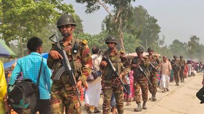 এদিকে হাসিনার জমানায় একাধিকবার অভিযোগ উঠেছিল যে কয়েক লাখ ভারতীয় নাকি বাংলাদেশে বসবাস করছে এবং কাজ করছে। এই নিয়ে বিশেষ ভাবে সরব ছিলেন বর্তমানের আইন উপদেষ্টা আসিফ নজরুল। তবে হাসিনাকে গদিচ্যুত করে মহম্মদ ইউনুসের সরকার আসার পর থেকে একজন অবৈধবাসী ভারতীয়কেও চিহ্নিত করে বাংলাদেশ ফেরত পাঠাতে পারেনি। (Bangladesh Army) এদিকে হাসিনার জমানায় একাধিকবার অভিযোগ উঠেছিল যে কয়েক লাখ ভারতীয় নাকি বাংলাদেশে বসবাস করছে এবং কাজ করছে। এই নিয়ে বিশেষ ভাবে সরব ছিলেন বর্তমানের আইন উপদেষ্টা আসিফ নজরুল। তবে হাসিনাকে গদিচ্যুত করে মহম্মদ ইউনুসের সরকার আসার পর থেকে একজন অবৈধবাসী ভারতীয়কেও চিহ্নিত করে বাংলাদেশ ফেরত পাঠাতে পারেনি। (Bangladesh Army)