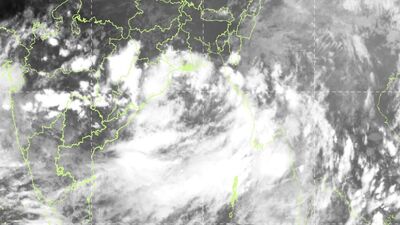 উত্তরপশ্চিম বঙ্গোপসাগরে আজ একটি নিম্নচাপ তৈরি হয়েছে। নিম্নচাপটি দক্ষিণবঙ্গ এবং ওড়িশা উপকূলের অদূরেই অবস্থান করছে। সমুদ্রপৃষ্ঠ থেকে এটি এখন ৭.৬ কিমি উচ্চতা পর্যন্ত অবস্থান করছে। এটি আগামী ৪৮ ঘণ্টায় আরও শক্তিশালী হতে চলেছে। উত্তরদিকে অগ্রসর হতে চলেছে এই নিম্নচাপটি। উত্তরপশ্চিম বঙ্গোপসাগরে আজ একটি নিম্নচাপ তৈরি হয়েছে। নিম্নচাপটি দক্ষিণবঙ্গ এবং ওড়িশা উপকূলের অদূরেই অবস্থান করছে। সমুদ্রপৃষ্ঠ থেকে এটি এখন ৭.৬ কিমি উচ্চতা পর্যন্ত অবস্থান করছে। এটি আগামী ৪৮ ঘণ্টায় আরও শক্তিশালী হতে চলেছে। উত্তরদিকে অগ্রসর হতে চলেছে এই নিম্নচাপটি।