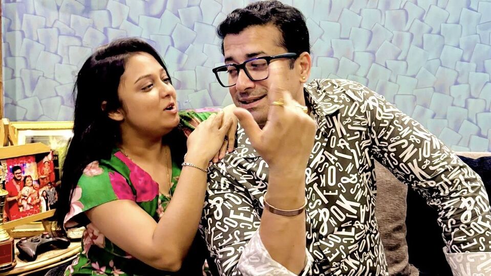 এদিন সুদীপ্তা চক্রবর্তী তাঁদের আড্ডার ছবিগুলো পোস্ট করে লেখেন, 'যখন পোনার সঙ্গে ছানার দেখা হয়। আমার পছন্দের মানুষ, অর্চি বাবু।' 
