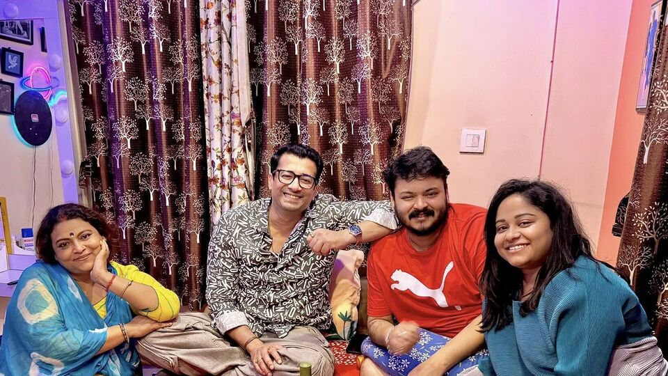 ঋষি কৌশিক সিনেমা, সিরিজে কাজ চালিয়ে গেলেও সুদীপ্তা কিন্তু বর্তমানে লাইট, ক্যামেরা, অ্যাকশন থেকে দূরে। এদিন তাঁকে এবং ঋষিকে বেশ খোশমেজাজে আড্ডা দিতে দেখা গেল। ছিলেন তাঁদের বন্ধু, অভিনেত্রী শিল্পী দাস, সুদীপ্তার স্বামীও। 