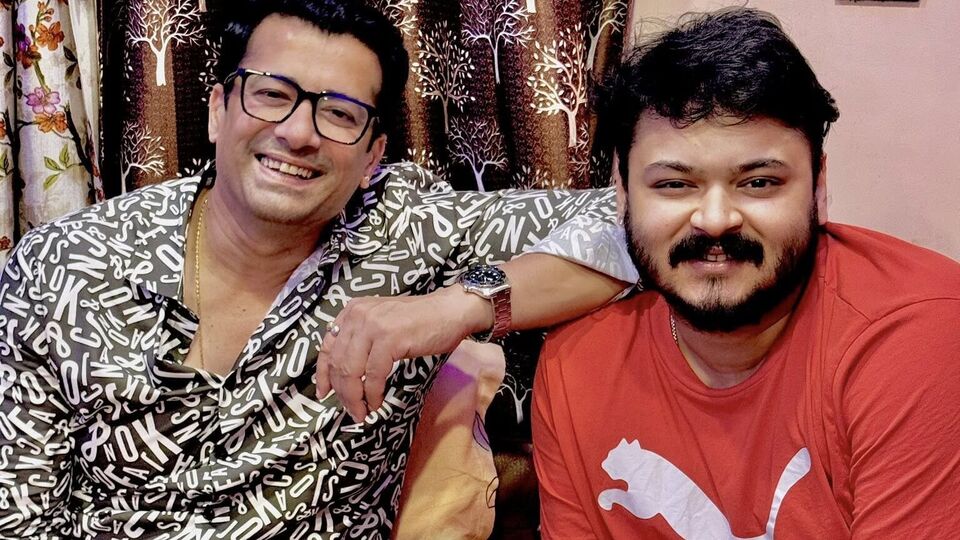 এদিন অভিনেত্রী একটি ছবি এমন পোস্ট করেন যেখানে তাঁর স্বামী এবং ঋষি কৌশিক রয়েছেন। সেটা পোস্ট করে তিনি লেখেন, ‘অনস্ক্রিন এবং অফস্ক্রিন বর।’
