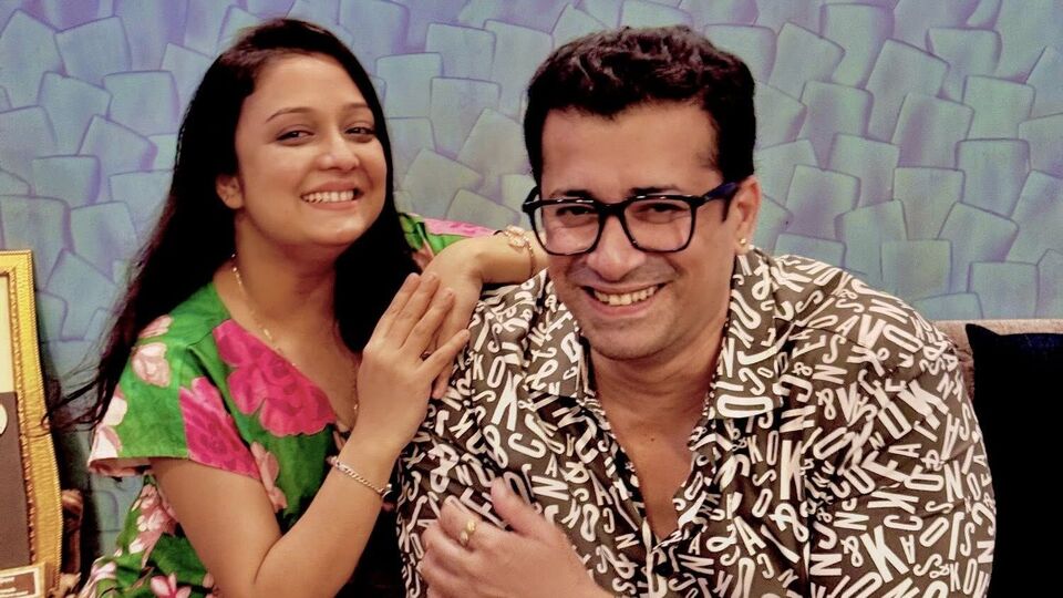 স্টার জলসার এককালের অন্যতম সুপারহিট এবং দীর্ঘদিন ধরে চলে ধারাবাহিক ছিল ইষ্টি কুটুম। বাহামণি এবং অর্চি বাবুর গল্প যেন ঘরে ঘরে জায়গা করে নিয়েছিল। সেই ধারাবাহিকের সফর ফুরিয়েছে বহু বছর আগেই। হঠাৎ ফের একফ্রেমে দেখা গেল নায়ক নায়িকাকে। তবে কি এবার ইষ্টি কুটুম ২ আসছে? 