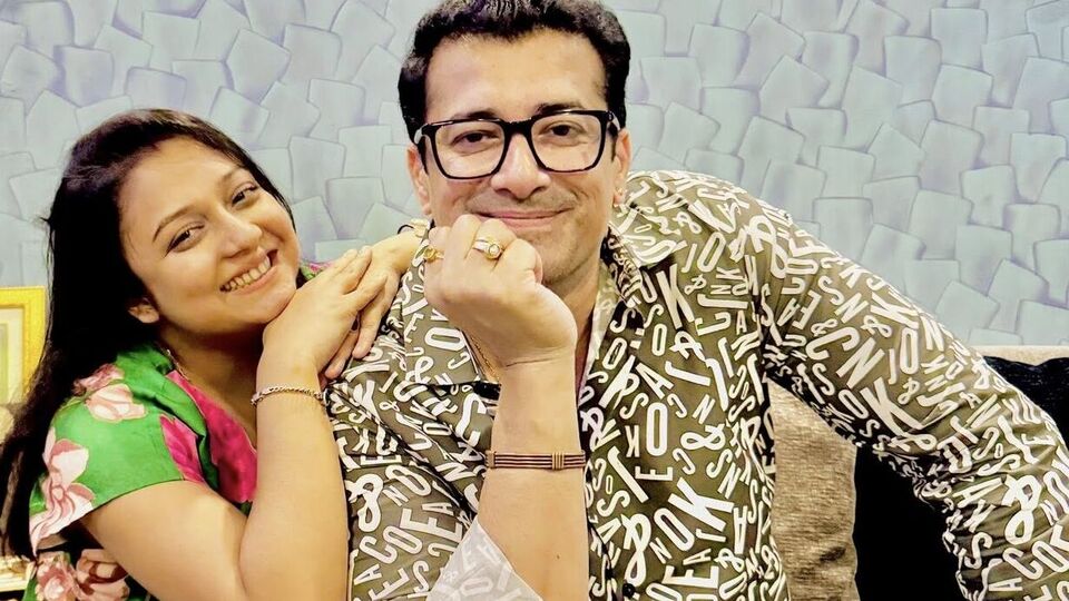 প্রসঙ্গত এতদিন পর বাহামণি এবং অর্চিকে একসঙ্গে দেখে নস্টালজিক হয়ে পড়েন অনুরাগীরা। এক ব্যক্তি লেখেন, 'তোমাদের দুজনকে খুব ভালো লাগছে। অনেকদিন পর দেখলেন অর্চি, বাহাকে। ভালো থেকো।' আরেকজন লেখেন, 'তোমরা কি আবার জুটি বাঁধছ? আবার একসঙ্গে দেখা যাবে তোমাদের?' তৃতীয় ব্যক্তি লেখেন, 'আবারও তোমাদের একসঙ্গে দেখতে চাই।'
