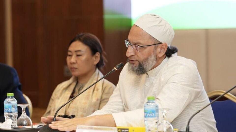 পাকিস্তানি সেনা প্রধানের পাওয়া ছবি বিতর্ক নিয়ে আসাদউদ্দিন ওয়াইসি বলেন, 'নকল করতেও বুদ্ধির প্রয়োজন হয়, তাদের কাছে সেটাও নেই! আর জোকারদের এই জামাত নাকি ভারতের সঙ্গে প্রতিযোগিতা করতে চায়।' এরই সঙ্গে ওয়াইসি দাবি করেন, পাকিস্তানকে এফএটিএফের গ্রে লিস্টে অন্তর্ভুক্ত করা উচিত। সন্ত্রাসবাদে পাকিস্তানের যোগের বিষয়টি তুলে ধরেন ওয়াইসি। (India in Bahrain - X)