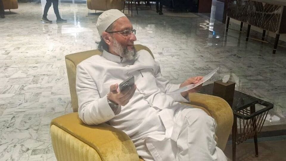 হায়দরাবাদের সাংসদ তথা এআইএমআইএম প্রধান আসাদউদ্দিন ওয়াইসি বলেন, মধ্যপ্রাচ্যের সঙ্গে হাওয়ালা লেনদেনের মাধ্যমে ভারতের বিরুদ্ধে সন্ত্রাসবাদে অর্থায়ন করে পাকিস্তান। তাই এফএটিএফের গ্রে লিস্টে তাদের অন্তর্ভুক্ত করা উচিত। এটা খুবই গুরুত্বপূর্ণ। যদি পাকিস্তান এফএটিএফের গ্রে লিস্টে যায় তাহলে তাদের আর্থিক লেনদেনের ওপর নজরদারি চালানো সম্ভব হবে। (ANI Picture Service)