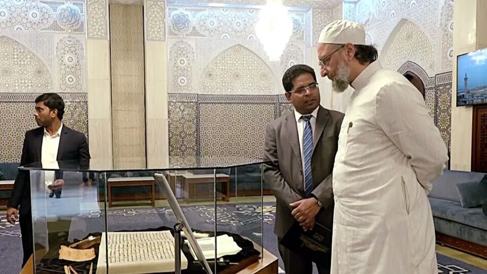 এদিকে ওয়াইসি আরও বলেন, 'সবসময় ধর্মীয় ইস্যু তুলে পাকিস্তান এটা বলতে পারে না যে তারা মুসলিম। পাকিস্তানের থেকে ভারতে মুসলিম জনসংখ্যা অনেক বেশি। আমরা ভারতীয় মুসলিমদের পাকিস্তানের থেকে অনেক বেশি দায়িত্বজ্ঞান আছে। পাকিস্তান যাই বলুক না কেন এক চিমটি নুনেরও দাম দিতে জানি আমরা।' (ANI Grab )