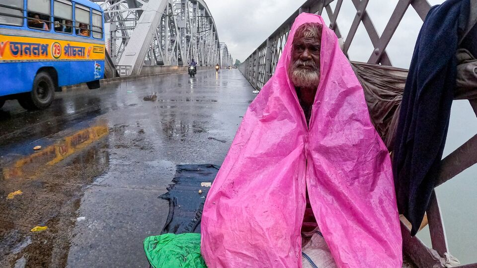 এই আবহে ২৮ মে দক্ষিণবঙ্গের সব জেলায় হালকা থেকে মাঝারি বৃষ্টি হতে পারে। সঙ্গে বইতে পারে ঝোড়ো হাওয়া। এছাড়া সেদিন ভারী বৃষ্টির সম্ভাবনা আছে উত্তর ২৪ পরগনা, দক্ষিণ ২৪ পরগনা, পূর্ব মেদিনীপুর, পশ্চিম মেদিনীপুরে। নিম্নচাপের জেরেই উপকূলীয় এই জেলাগুলিতে ভারী বৃষ্টি হতে পারে বলে জানা গিয়েছে। তাই দক্ষিণবঙ্গের সব জেলাতে ২৮ তারিখ হলুদ সতর্কতা জারি করা হয়েছে। (Debajyoti Chakraborty)