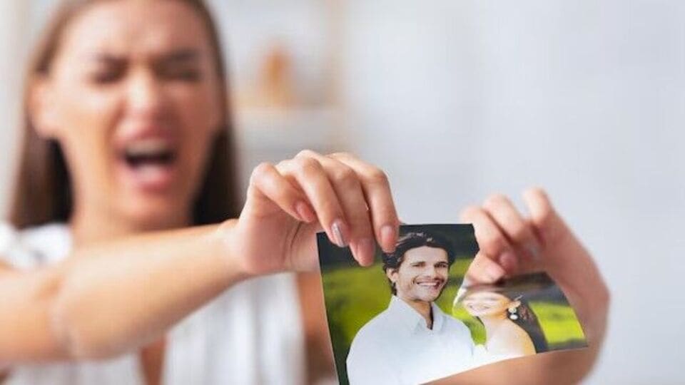 অভিযোগ, একথা শুনেই চটে যান ওই বধূ। রাতের অন্ধকারে তিনি যুবককে মারধর করে তাঁর মাথা ফাটিয়ে দেন। তাঁর হাতে ব্লেড চালিয়ে চামড়া কেটে দেন! এমনকী, যুবকের দাদার বাড়িতে আগুনও লাগিয়ে দেন ওই বধূ। যুবকের পরিবারের সদস্যদের খুন করতে তাঁদের খাবারে ইঁদুর মারার বিষ মিশিয়ে দেন! (প্রতীকী ছবি)