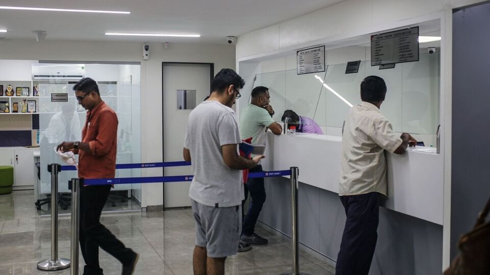 দেখে নেওয়া যাক, রাজ্যগুলির নিরিখে কোন কোন দিন ২০২৫ সালের জুন মাসে ছুটি রয়েছে ব্যাঙ্কে। মোট ১২ দিনের এই ছুটির তালিকা রইল। 
