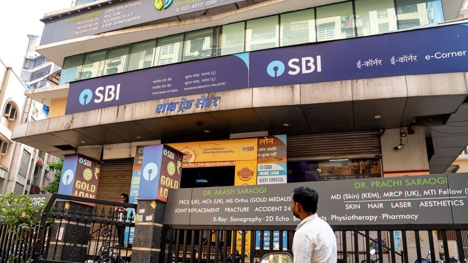 ২০২৫ সালের জুন মাসে ব্যাঙ্কে মোট ১২টি ছুটির দিন রয়েছে। জুন ২০২৫-এ ইদ থেকে শুরু করে রয়েছে রথযাত্রা উৎসব। দেশের নানান প্রান্তে রয়েছে একাধিক উৎসব পার্বন। আর সেই জুন ২০২৫ সালে কোন কোন দিন ব্যাঙ্ক বন্ধ থাকতে চলেছে তার লিস্ট দিয়ে দিল শীর্ষ ব্যাঙ্ক আরবিআই। (ছবিটি প্রতীকী, সৌজন্যে ব্লুমবার্গ)