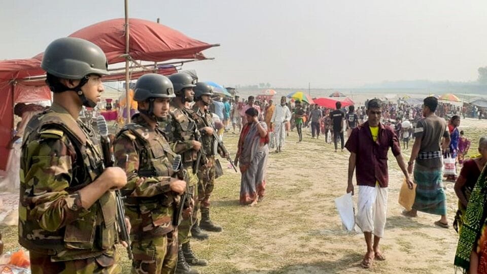 এই আবহে পুশব্যাক নিয়ে বাংলাদেশ সেনাবাহিনীর মিলিটারি অপারেশনস ডিরেক্টরেটের ব্রিগেডিয়ার জেনারেল মহম্মদ নাজিম-উদ-দৌলা বলেন, 'পুশ-ইন আমরা লক্ষ্য করছি। এটা কোনও ভাবেই কাম্য নয়। এমনটা হতে থাকবে আর আমরা বসে থাকব, এটা ভাবারও কোনও কারণ নেই। বিজিবি এটা নিয়ে নিয়ম অনুযায়ী কাজ করছে এবং সরকারও এ বিষয়ে অবগত। সেনাবাহিনীর হস্তক্ষেপ প্রয়োজন আছে এমনটা মনে হলে সরকারের নির্দেশে অবশ্যই সেনাবাহিনী সেটাতে যাবে।' (Bangladesh Army)