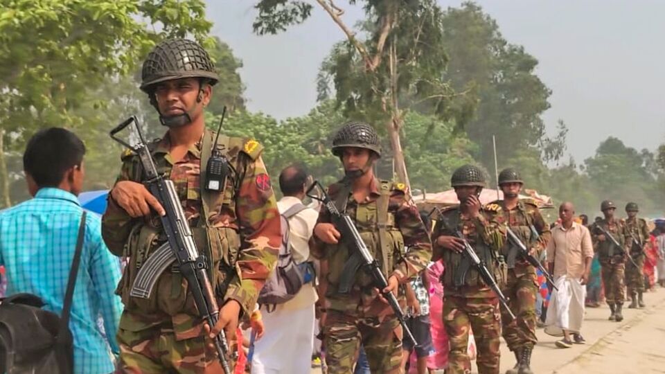 বাংলাদেশ সেনাবাহিনী সদরের তরফ থেকে একটি সংবাদ সম্মেলন করে দাবি করা হল, মহম্মদ ইউনুসের সরকারের সঙ্গে সেনাবাহিনীর কোনও মতপার্থক্য নেই। এই বিষয়ে ব্রিগেডিয়ার জেনারেল মহম্মদ নাজিম-উদ-দৌলা বলেন, 'মিডিয়াতে দেখছি, যেভাবে বলা হচ্ছে, সরকারের সাথে সেনাবাহিনীর বিশাল মতপার্থক্য আছে, বিভেদ আছে, আদতে এমন কিছুই হয়নি। সরকার এবং সেনাবাহিনী খুব সুন্দরভাবে একে অপরের সহযোগিতায় কাজ করছে।' (Bangladesh Army)