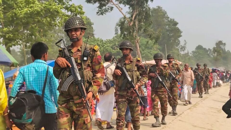এদিকে হাসিনার জমানায় একাধিকবার অভিযোগ উঠেছিল যে কয়েক লাখ ভারতীয় নাকি বাংলাদেশে বসবাস করছে এবং কাজ করছে। এই নিয়ে বিশেষ ভাবে সরব ছিলেন বর্তমানের আইন উপদেষ্টা আসিফ নজরুল। তবে হাসিনাকে গদিচ্যুত করে মহম্মদ ইউনুসের সরকার আসার পর থেকে একজন অবৈধবাসী ভারতীয়কেও চিহ্নিত করে বাংলাদেশ ফেরত পাঠাতে পারেনি। (Bangladesh Army)