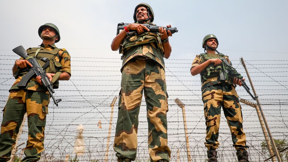 সোমবার সীমান্তের এই কাঁটাতারবিহীন এলাকা দিয়েই ভারতে ঢোকার চেষ্টা করেন এক বাংলাদেশি। সীমান্তের ওপারে থাকা বাংলাদেশের গাটিয়াভিটা থেকে এপারের ডাঙারহাটে আসার চেষ্টা করেন তিনি। ঘটনা নজরে আসতেই তাঁকে বাধা দেন বিএসএফ জওয়ানরা। (প্রতীকী ছবি - PTI)