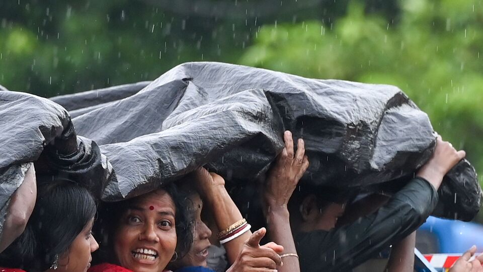 এরপর ২৯ মে বৃষ্টি বাড়বে দক্ষিণবঙ্গে। সেদিন ভারী বৃষ্টি হতে পারে কলকাতা, হাওড়া, হুগলি, উত্তর ২৪ পরগনা, দক্ষিণ ২৪ পরগনা, পূর্ব মেদিনীপুর, পশ্চিম মেদিনীপুর, ঝাড়গ্রাম, বাঁকুড়া, পশ্চিম বর্ধমানে। এছাড়াও দক্ষিণবঙ্গের বাকি জেলাগুলিতেও বৃষ্টি জারি থাকবে সেদিন। সঙ্গে ঝোড়ো হাওয়া বইতে পারে সব জেলাতেই। আর তাই সেদিনও দক্ষিণের সব জেলাতেই জারি থাকবে হলুদ সতর্কতা। (Hindustan Times)