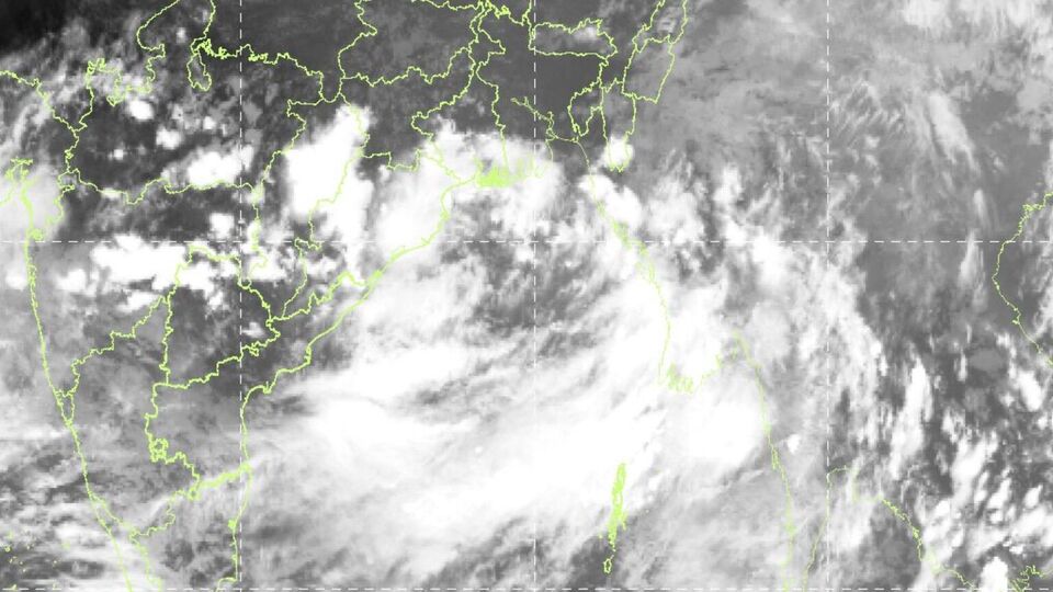 উত্তরপশ্চিম বঙ্গোপসাগরে আজ একটি নিম্নচাপ তৈরি হয়েছে। নিম্নচাপটি দক্ষিণবঙ্গ এবং ওড়িশা উপকূলের অদূরেই অবস্থান করছে। সমুদ্রপৃষ্ঠ থেকে এটি এখন ৭.৬ কিমি উচ্চতা পর্যন্ত অবস্থান করছে। এটি আগামী ৪৮ ঘণ্টায় আরও শক্তিশালী হতে চলেছে। উত্তরদিকে অগ্রসর হতে চলেছে এই নিম্নচাপটি। 