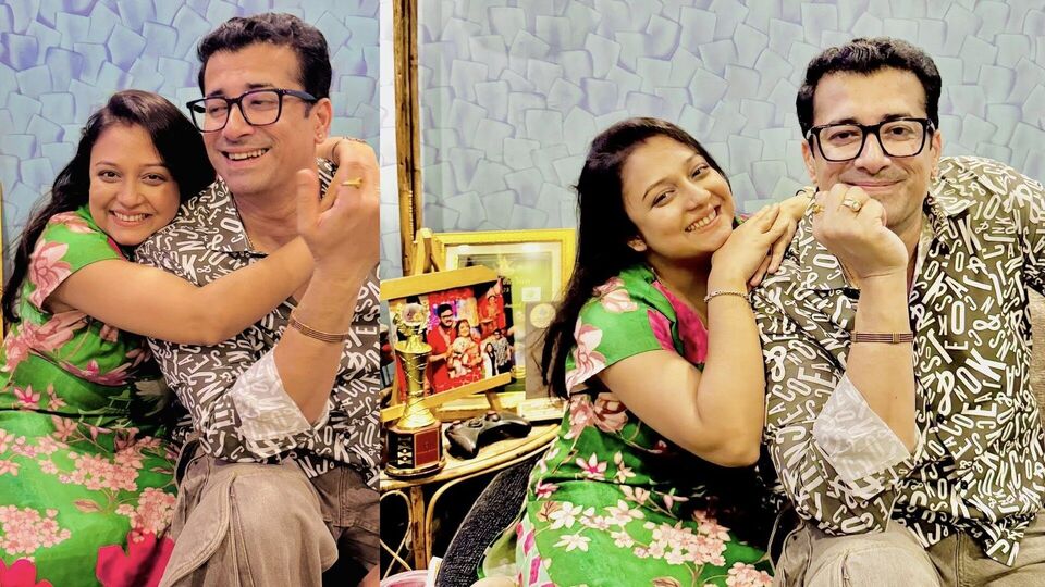 না, ইষ্টি কুটুম আসছে না। তবে বহুদিন পর আবারও সুদীপ্তা চক্রবর্তী এবং ঋষি কৌশিকের দেখা হল। একসঙ্গে একটা সময় যার সঙ্গে দীর্ঘদিন কাজ করেছেন সেই সহঅভিনেতার সঙ্গে আড্ডার বেশ কিছু ছবিই এদিন সকলের সঙ্গে ভাগ করে নেন অভিনেত্রী। 