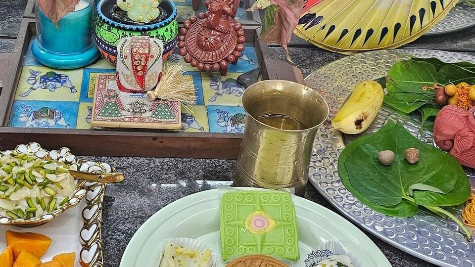 পঞ্জিকা মতে, শনিবার ৩১ মে রাত ৮ টা ১৫ মিনিট থেকে ১ জুন রবিবার সন্ধ্যা ৭ টা ৫৯ মিনিট পর্যন্ত থাকবে এই ষষ্ঠী তিথি। জামাই ষষ্ঠী কেবল একটি উৎসব নয় বরং দুই পরিবারের মধ্যে ভালোবাসা এবং সুন্দর বন্ধনের প্রকাশ।