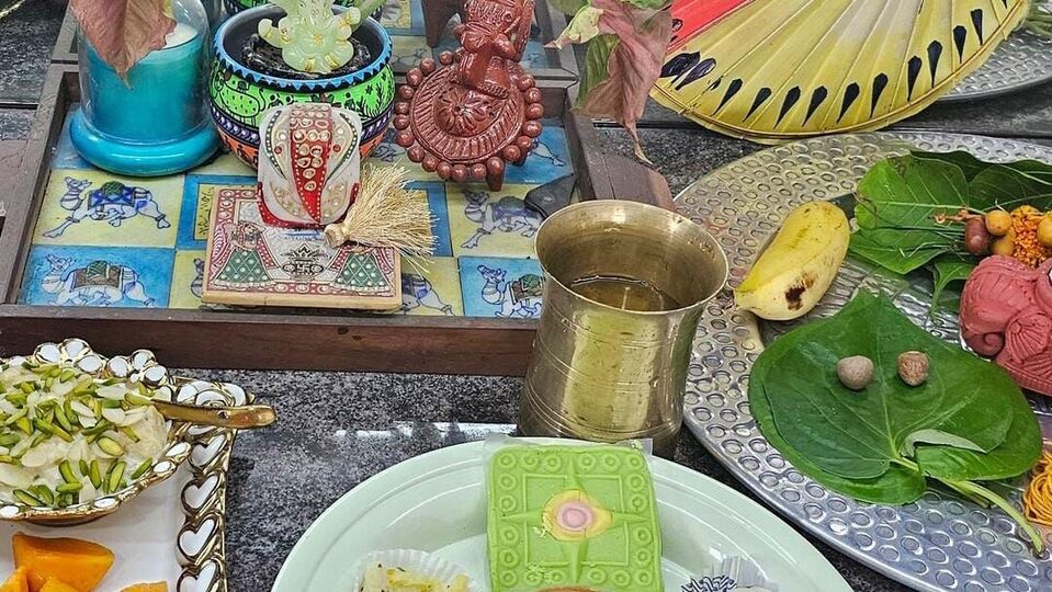 বাঙালি হিন্দু সমাজে জামাইষষ্ঠীর গুরুত্ব অনেক। সারা বছর ধরে সকলে অপেক্ষা করে থাকেন এই উৎসবের জন্য। প্রত্যেক মেয়ের বাবা মায়েরা থাকেন এই জামাইষষ্ঠীর মত বিশেষ দিনের অপেক্ষায়। বিভিন্ন মরসুমি ফল, প্রদীপ, হাত পাখা, উপহার, নতুন বস্ত্র, সমস্ত কিছু দিয়ে জামাইকে বরণ করে শাশুড়ী মায়েরা। তারপর বিভিন্ন সুস্বাদু পদ সহযোগে আহারের আয়োজন করা হয়।
