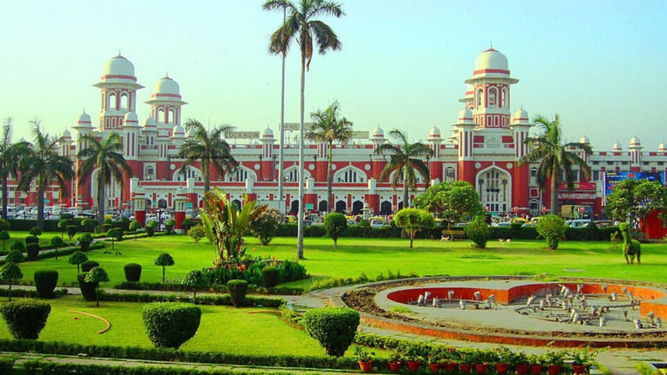 চারবাগ রেলওয়ে স্টেশন: লখনউয়ের চারবাগ রেলওয়ে স্টেশনটিও অন্য যে কোনও স্টেশনের চেয়ে কম সুন্দর নয়। এটি দেখলে আপনার মনে হবে যেন আপনি কোনও প্রাসাদে আছেন। এর স্থাপত্যে মুঘল ও রাজপুত যুগের এক ঝলক দেখা যায়।