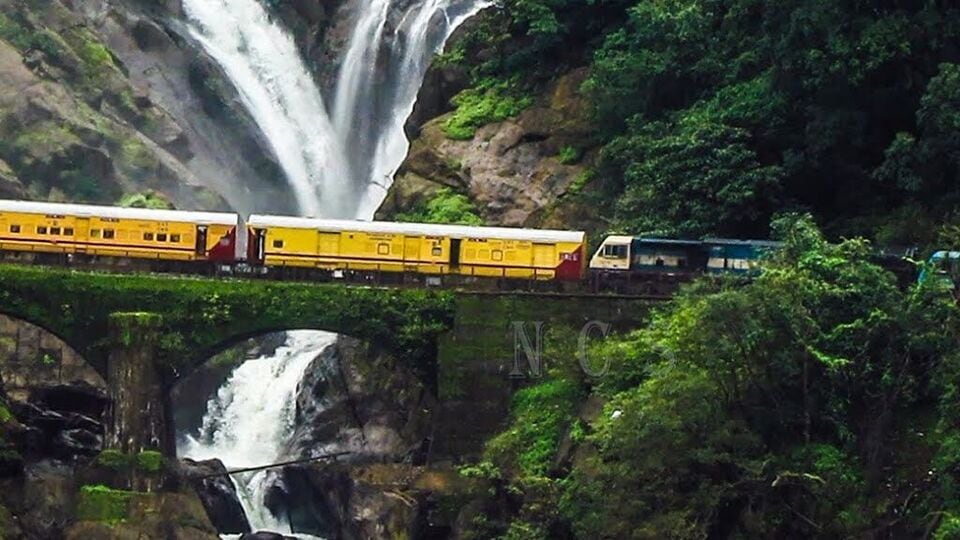 দুধ সাগর রেলওয়ে স্টেশন: এটি দক্ষিণ গোয়ায় অবস্থিত একটি ছোট রেলস্টেশন। একে DWDও বলা হয়। আপনি যদি প্রকৃতি প্রেমী হন তাহলে এই রেলস্টেশনটি আপনার খুব পছন্দ হবে। এখানে আপনি প্রকৃতিকে খুব কাছ থেকে দেখতে পাবেন। এখানে, রেলস্টেশনের ডান দিকে, দুধের মতো প্রবাহিত জলপ্রপাতটি অত্যন্ত সুন্দর দেখায়। একবার যদি এখানে যান, এর সৌন্দর্য আপনার হৃদয়ে গেঁথে যাবে। 