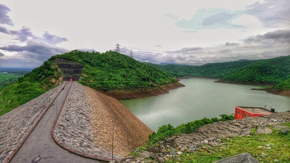 অযোধ্যা পাহাড়: কলকাতা থেকে অযোধ্যা পাহাড়ের দূরত্ব ৩৩৩ কিমি। এখানে আপনি চারদিকে সবুজের সমারোহ দেখতে পাবেন। সপ্তাহান্তে এখানে বেড়াতে যাওয়ার পরিকল্পনা করতে পারেন। আপনি এখানে রক ক্লাইম্বিংও করতে পারেন।
