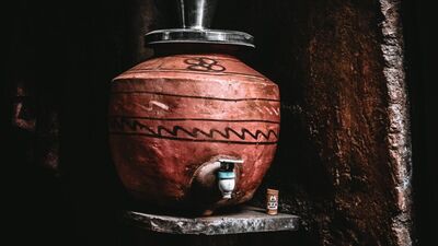 আর্থিক সংকট দূর করার প্রতিকার: বারবার চেষ্টা করার পরেও যদি আর্থিক সংকট দূর না হয়, তাহলে গঙ্গা দশেরার দিন, আপনার বিশ্বাস অনুসারে মন্দিরে বা দরিদ্রদের জলভরা মাটির পাত্র দান করুন এবং দক্ষিণা দিন। এই প্রতিকারটি করলে আর্থিক সংকট কাটিয়ে ওঠার পথ খুলে যাবে এবং আর্থিক লাভের সম্ভাবনা তৈরি হবে। আর্থিক সংকট দূর করার প্রতিকার: বারবার চেষ্টা করার পরেও যদি আর্থিক সংকট দূর না হয়, তাহলে গঙ্গা দশেরার দিন, আপনার বিশ্বাস অনুসারে মন্দিরে বা দরিদ্রদের জলভরা মাটির পাত্র দান করুন এবং দক্ষিণা দিন। এই প্রতিকারটি করলে আর্থিক সংকট কাটিয়ে ওঠার পথ খুলে যাবে এবং আর্থিক লাভের সম্ভাবনা তৈরি হবে।