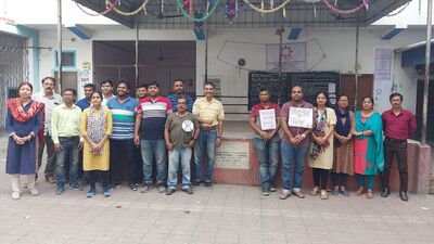 তারইমধ্যে সুপ্রিম কোর্টের নির্দেশ মতো ছয় সপ্তাহের মধ্যে ২৫ শতাংশ বকেয়া ডিএ মিটিয়ে দেওয়ার জন্য মুখ্যসচিব, অর্থসচিব এবং স্কুলশিক্ষা দফতরের প্রিন্সিপাল সেক্রেটারিকে চিঠি দেওয়া হয়েছে শিক্ষানুরাগী ঐক্য মঞ্চের তরফে। মঞ্চের সাধারণ সম্পাদক কিংকর অধিকারী জানিয়েছেন, দ্রুত যেন বকেয়া ডিএয়ের ২৫ শতাংশ মিটিয়ে দেওয়া হয়। (ছবিটি প্রতীকী, সৌজন্যে ফেসবুক) তারইমধ্যে সুপ্রিম কোর্টের নির্দেশ মতো ছয় সপ্তাহের মধ্যে ২৫ শতাংশ বকেয়া ডিএ মিটিয়ে দেওয়ার জন্য মুখ্যসচিব, অর্থসচিব এবং স্কুলশিক্ষা দফতরের প্রিন্সিপাল সেক্রেটারিকে চিঠি দেওয়া হয়েছে শিক্ষানুরাগী ঐক্য মঞ্চের তরফে। মঞ্চের সাধারণ সম্পাদক কিংকর অধিকারী জানিয়েছেন, দ্রুত যেন বকেয়া ডিএয়ের ২৫ শতাংশ মিটিয়ে দেওয়া হয়। (ছবিটি প্রতীকী, সৌজন্যে ফেসবুক)