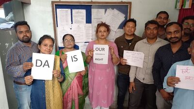 যে রাজ্য সরকারি কর্মচারীরা এখন চাকরি করছেন, শুধুমাত্র তাঁরাই কি বকেয়া ডিএ পাবেন? পেনশনভোগী তথা অবসরপ্রাপ্ত রাজ্য সরকারি কর্মচারীরা বকেয়া ডিএ পাবেন না? এরকম যাবতীয় জল্পনা উড়িয়ে দিলেন সংগ্রামী যৌথ মঞ্চের আহ্বায়ক ভাস্কর ঘোষ। তিনি স্পষ্টভাবে জানিয়ে দিয়েছেন, সুপ্রিম কোর্টের নির্দেশ মতো সর্বস্তরের কর্মচারী এবং পেনশনভোগীরা বকেয়া মহার্ঘ ভাতা পাবেন। (ছবিটি প্রতীকী, সৌজন্যে ফেসবুক) যে রাজ্য সরকারি কর্মচারীরা এখন চাকরি করছেন, শুধুমাত্র তাঁরাই কি বকেয়া ডিএ পাবেন? পেনশনভোগী তথা অবসরপ্রাপ্ত রাজ্য সরকারি কর্মচারীরা বকেয়া ডিএ পাবেন না? এরকম যাবতীয় জল্পনা উড়িয়ে দিলেন সংগ্রামী যৌথ মঞ্চের আহ্বায়ক ভাস্কর ঘোষ। তিনি স্পষ্টভাবে জানিয়ে দিয়েছেন, সুপ্রিম কোর্টের নির্দেশ মতো সর্বস্তরের কর্মচারী এবং পেনশনভোগীরা বকেয়া মহার্ঘ ভাতা পাবেন। (ছবিটি প্রতীকী, সৌজন্যে ফেসবুক)