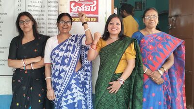 সংগ্রামী যৌথ মঞ্চের আহ্বায়কের কথায়, ‘ডিএ যাঁরা পেয়েছেন, ২০০৯ রোপার বকেয়া তাঁদের সকলের জন্য আছে। সকল পেনশনভোগী, সকল স্তরের কর্মচারী - কড়ায়-গণ্ডায় তাঁদের সমস্ত পাওনা মিটিয়ে দিতে হবে সরকারকে।’ সেইসঙ্গে তিনি হুংকার দিয়েছেন, সুপ্রিম কোর্টের নির্দেশ মতো রাজ্য বকেয়া ডিএ মিটিয়ে না দিলে কড়া পদক্ষেপ করা হবে। (ছবিটি প্রতীকী, সৌজন্যে ফেসবুক) সংগ্রামী যৌথ মঞ্চের আহ্বায়কের কথায়, ‘ডিএ যাঁরা পেয়েছেন, ২০০৯ রোপার বকেয়া তাঁদের সকলের জন্য আছে। সকল পেনশনভোগী, সকল স্তরের কর্মচারী - কড়ায়-গণ্ডায় তাঁদের সমস্ত পাওনা মিটিয়ে দিতে হবে সরকারকে।’ সেইসঙ্গে তিনি হুংকার দিয়েছেন, সুপ্রিম কোর্টের নির্দেশ মতো রাজ্য বকেয়া ডিএ মিটিয়ে না দিলে কড়া পদক্ষেপ করা হবে। (ছবিটি প্রতীকী, সৌজন্যে ফেসবুক)
