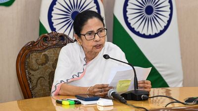 পালটা দিয়েছে তৃণমূলও। নাম না করে মোদীকে আক্রমণ শানিয়ে পশ্চিমবঙ্গের শাসক দলের তরফে বলা হয়েছে, 'যেহেতু পরিযায়ী পাখিরা বাংলায় মরশুমি সফর করছেন, তখন কেন একটি সহজ প্রশ্নের উত্তর দিচ্ছেন না: কেন এখনও বাংলার ১.৭ লাখ কোটি টাকার যে নায্য পাওনা রয়েছে, তা আটকে রেখেছে কেন্দ্রীয় সরকার?' (ছবি সৌজন্যে পিটিআই) পালটা দিয়েছে তৃণমূলও। নাম না করে মোদীকে আক্রমণ শানিয়ে পশ্চিমবঙ্গের শাসক দলের তরফে বলা হয়েছে, 'যেহেতু পরিযায়ী পাখিরা বাংলায় মরশুমি সফর করছেন, তখন কেন একটি সহজ প্রশ্নের উত্তর দিচ্ছেন না: কেন এখনও বাংলার ১.৭ লাখ কোটি টাকার যে নায্য পাওনা রয়েছে, তা আটকে রেখেছে কেন্দ্রীয় সরকার?' (ছবি সৌজন্যে পিটিআই)