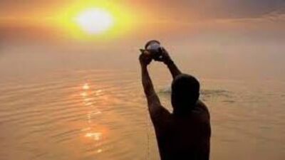 ব্যবসায় লাভের প্রতিকার: যদি কঠোর পরিশ্রম করার পরেও আপনি ব্যবসায় লাভ বা সাফল্য না পান, তাহলে গঙ্গা দশেরার দিন প্রথমে মা গঙ্গাকে প্রণাম করুন এবং তারপর গঙ্গায় স্নান করুন। এরপরে একটি তামার পাত্র দিয়ে সূর্য দেবকে জল উৎসর্গ করুন। ধর্মীয় বিশ্বাস যে ব্যবসায় সাফল্য পেতে এটি একটি কার্যকর প্রতিকার। এতে পরিবারে সুখ আসবে। ব্যবসায় লাভের প্রতিকার: যদি কঠোর পরিশ্রম করার পরেও আপনি ব্যবসায় লাভ বা সাফল্য না পান, তাহলে গঙ্গা দশেরার দিন প্রথমে মা গঙ্গাকে প্রণাম করুন এবং তারপর গঙ্গায় স্নান করুন। এরপরে একটি তামার পাত্র দিয়ে সূর্য দেবকে জল উৎসর্গ করুন। ধর্মীয় বিশ্বাস যে ব্যবসায় সাফল্য পেতে এটি একটি কার্যকর প্রতিকার। এতে পরিবারে সুখ আসবে।
