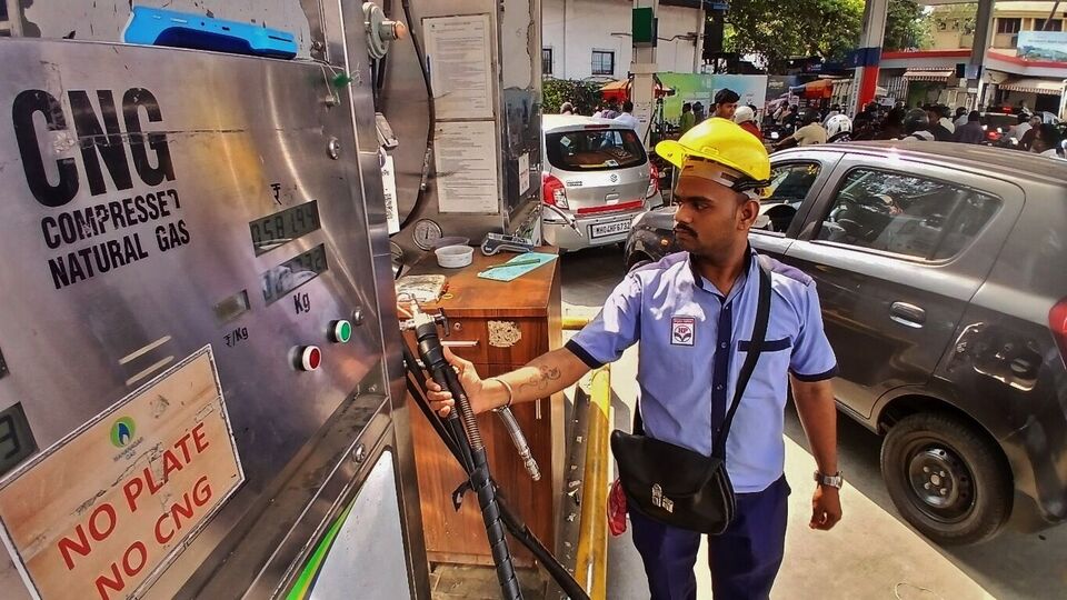 কেন্দ্রের তরফে জানানো হয়েছে, ১,০১০ কোটি টাকার ‘নগর গ্যাস সরবরাহ’ প্রকল্পের মাধ্যমে ২.৫ লাখের বেশি বাড়ি, ১০০-র বেশি বাণিজ্যিক প্রতিষ্ঠান ও কারখানায় পাইপবাহিত প্রাকৃতিক গ্যাস সরবরাহ করা হবে। সেইসঙ্গে ১৯টির মতো সিএনজি স্টেশন তৈরিরও পরিকল্পনা করা হয়েছে। আর সার্বিকভাবে সেই প্রকল্পের ফলে সস্তায়, ভরসাযোগ্য উপায়ে গ্যাস সরবরাহ করা যাবে। (ছবিটি প্রতীকী, সৌজন্যে হিন্দুস্তান টাইমস)