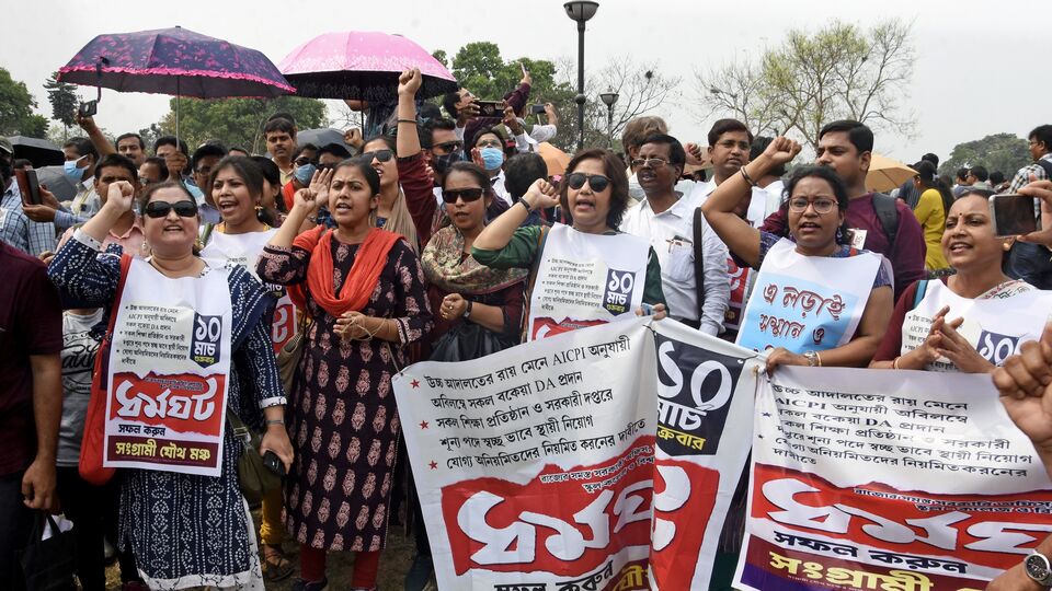এমনিতে সুপ্রিম কোর্টে রাজ্য সরকারের তরফে যে তালিকা প্রকাশ করা হয়েছে, তাতে পুরো ১০০ শতাংশ মহার্ঘ ভাতা মিটিয়ে দিতে প্রায় ৪২,০০০ কোটি টাকার মতো খরচ হবে। আর যেহেতু আপাতত বকেয়া ডিএয়ের ২৫ শতাংশ মিটিয়ে দিতে বলেছে সুপ্রিম কোর্ট, তাই এখন রাজ্য সরকারের কোষাগার থেকে ১০,০০০ কোটি টাকার বেশি খরচ হবে বলে মনে করছে সংশ্লিষ্ট মহল। (ফাইল ছবি, সৌজন্যে এএনআই)