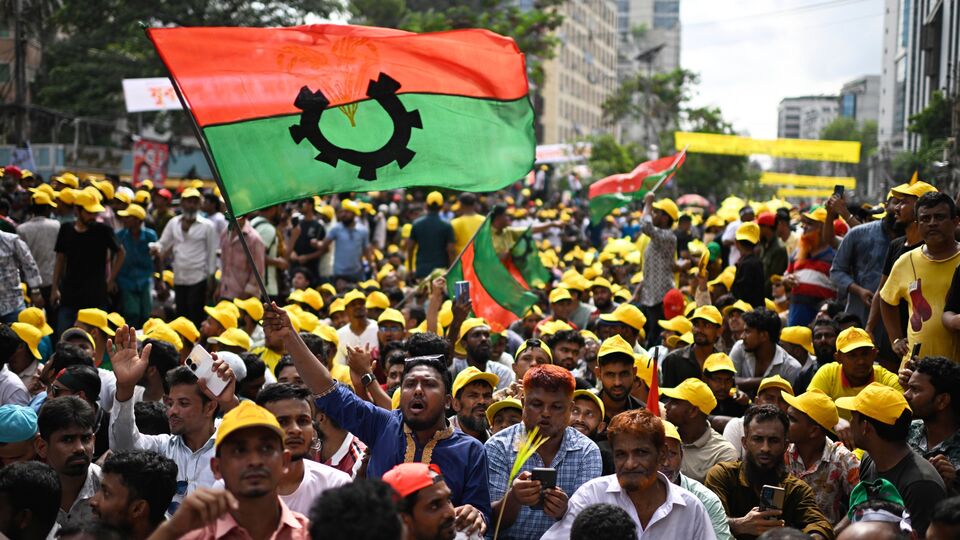 শুধু তাই নয়, বুধবার ঢাকার নয়াপল্টনে বিএনপির সমাবেশে ভার্চুয়ালি তারেক দাবি করেন, অতীতে বাংলাদেশে তত্ত্বাবধায়ক সরকার দায়িত্বভার গ্রহণের পরে তিন মাসের মধ্যে নির্বাচন করেথে। সেই রেকর্ড আছে বাংলাদেশে। কিন্তু এবার ইউনুসের নেতৃত্বাধীন অন্তর্বর্তীকালীন সরকার ক্ষমতায় বসার পরে ১০ মাস হতে চললেও নির্বাচন করিয়ে উঠতে পারেনি। কিন্তু ডিসেম্বরের মধ্যেই নির্বাচন করতেই হবে। (ছবি সৌজন্যে এপি)
