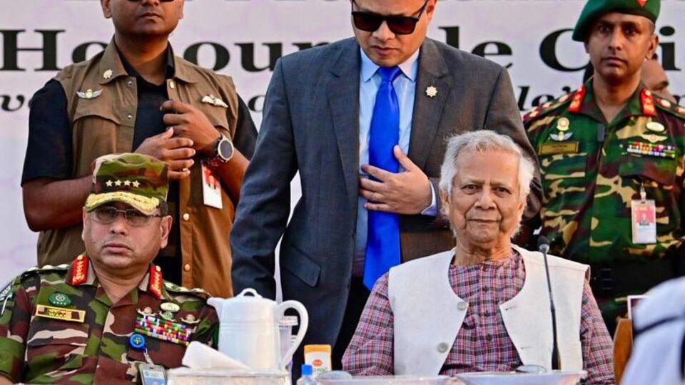 সেন্ট মার্টিনকে ধীরে ধীরে জনমানবশূন্য করার গভীর ষড়যন্ত্রে লিপ্ত ইউনুসের অন্তর্বর্তীকালীন সরকার। বাংলাদেশের মাটিকে মার্কিন সেনা পা রাখায় সেই দেশেই হইচই শুরু হয়েছে। এমনকী বাংলাদেশ সেনাবাহিনী পর্যন্ত বলেছে, 'দেশের সার্বভৌমত্ব রক্ষার্থে তারা শেষ বিন্দু পর্যন্ত লড়বে'। তবে সেনা এবং ইউনুসের দূরত্ব নিয়ে ভারতীয় মিডিয়া খবর করায় বেজায় চটেছেন শান্তির জন্য নোবেল পাওয়া এই অর্থনীতিবিদ। (HT_PRINT)