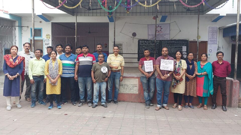তারইমধ্যে সুপ্রিম কোর্টের নির্দেশ মতো ছয় সপ্তাহের মধ্যে ২৫ শতাংশ বকেয়া ডিএ মিটিয়ে দেওয়ার জন্য মুখ্যসচিব, অর্থসচিব এবং স্কুলশিক্ষা দফতরের প্রিন্সিপাল সেক্রেটারিকে চিঠি দেওয়া হয়েছে শিক্ষানুরাগী ঐক্য মঞ্চের তরফে। মঞ্চের সাধারণ সম্পাদক কিংকর অধিকারী জানিয়েছেন, দ্রুত যেন বকেয়া ডিএয়ের ২৫ শতাংশ মিটিয়ে দেওয়া হয়। (ছবিটি প্রতীকী, সৌজন্যে ফেসবুক)