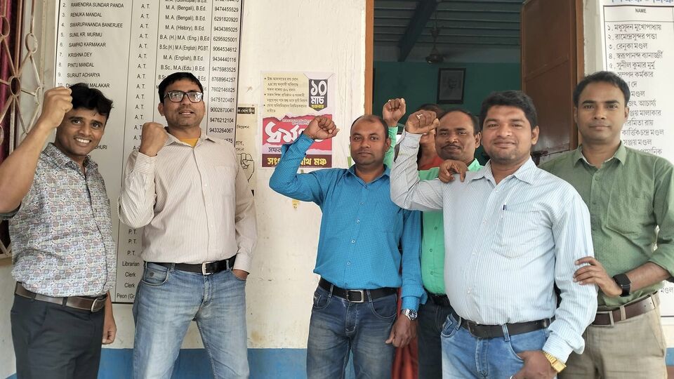 তিনি আশাপ্রকাশ করেছেন, ইতিমধ্যে বকেয়া ডিএয়ের ২৫ শতাংশ মিটিয়ে দিতে বলেছে সুপ্রিম কোর্ট। আগামিদিনে যখন ডিএ মামলার ফের শুনানি হবে, তখন বাকি ৭৫ শতাংশ বকেয়া মহার্ঘ ভাতাও দিতে বলবে। সেইসঙ্গে ডিএ রাজ্য সরকারি কর্মচারীদের মৌলিক অধিকার কিনা, তা নিয়ে সুপ্রিম কোর্টে আলোচনা হবে বলে জানিয়েছেন তিনি। (ছবিটি প্রতীকী, সৌজন্যে ফেসবুক)