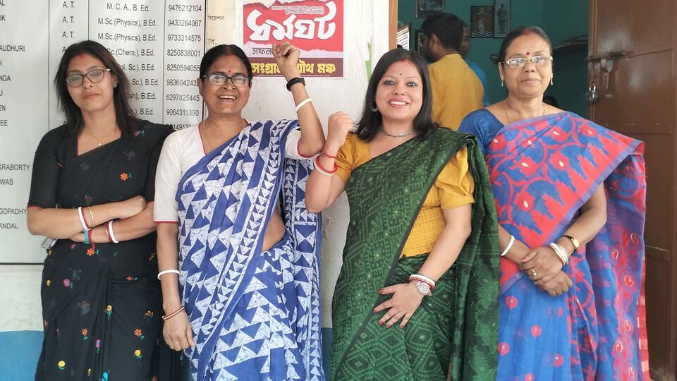সংগ্রামী যৌথ মঞ্চের আহ্বায়কের কথায়, ‘ডিএ যাঁরা পেয়েছেন, ২০০৯ রোপার বকেয়া তাঁদের সকলের জন্য আছে। সকল পেনশনভোগী, সকল স্তরের কর্মচারী - কড়ায়-গণ্ডায় তাঁদের সমস্ত পাওনা মিটিয়ে দিতে হবে সরকারকে।’ সেইসঙ্গে তিনি হুংকার দিয়েছেন, সুপ্রিম কোর্টের নির্দেশ মতো রাজ্য বকেয়া ডিএ মিটিয়ে না দিলে কড়া পদক্ষেপ করা হবে। (ছবিটি প্রতীকী, সৌজন্যে ফেসবুক)