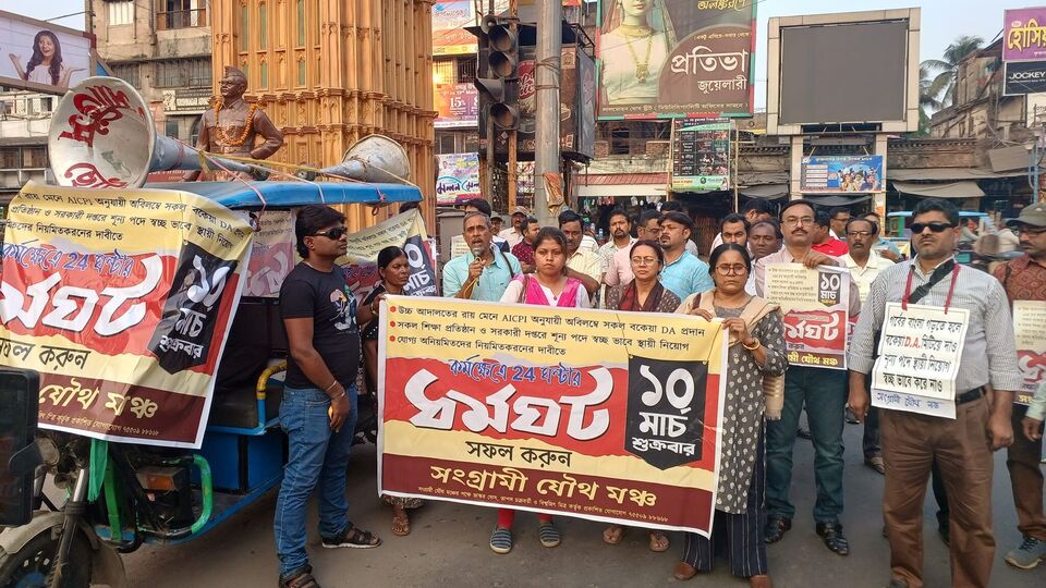 রাজ্য সরকারি কর্মচারী এবং পেনশনভোগীদের উদ্দেশ্যে তিনি বার্তা দিয়েছেন যে প্রত্যেককে নিজেদের পাওনা ডিএ বুঝে নিতে হবে। সুপ্রিম কোর্ট যেমন আপাতত ২৫ শতাংশ বকেয়া ডিএ মিটিয়ে দিয়েছে, সেটা রাজ্য সরকারের থেকে ছিনিয়ে নিতেই হবে বলে জানিয়েছেন রাজ্য সরকারি কর্মচারীদের সংগঠন সংগ্রামী যৌথ মঞ্চের আহ্বায়ক। (ছবিটি প্রতীকী, সৌজন্যে ফেসবুক)