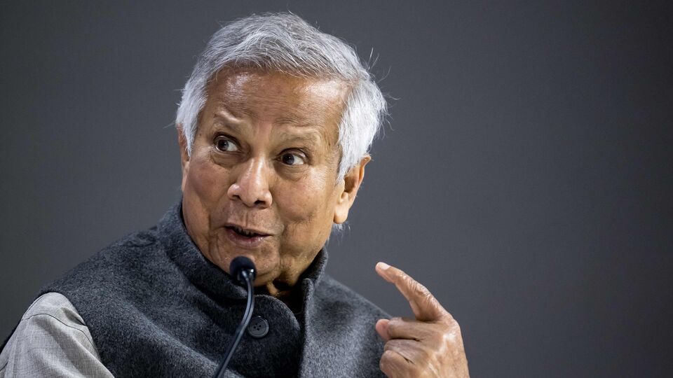 বেশ কয়েকটি ভারতীয় সংবাদমাধ্যমের নাম নিয়ে ইউনুসের এক্স পোস্টে দাবি করা হয়, ভারতীয় মিডিয়া যে দাবি করছে যে জেনারেল ওয়াকার উজ জামান যেকোনও মূল্যে ইউনুসকে সরানোর পরিকল্পনা করছে, তা মিথ্যা। ইউনুস এবং সেনা প্রধানের মধ্যে বাড়তে থাকা দূরত্বকে পুরোপুরি মিথ্যা বলে দাবি করা হয়েছে পোস্টে। সঙ্গে ভারতীয় মিডিয়ার বিরুদ্ধে বিষোদগার করা হয় সেই পোস্টে। (AFP)