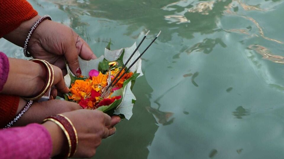 গঙ্গা দশেরার দিন স্নান মুহূর্ত: ব্রহ্ম মুহূর্তকে গঙ্গা দশেরার দিন স্নানের জন্য সবচেয়ে শুভ সময় বলে মনে করা হয়। ৫ জুন ভোর ৪ টে ০২ মিনিট থেকে ভোর ৪ টে ৪২ মিনিট পর্যন্ত ব্রহ্ম মুহূর্তে ঘুম থেকে উঠে স্নান ও ধ্যান করুন।