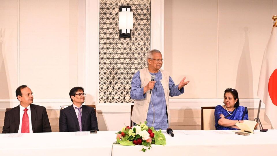 আর শুধু বিএনপি নয়, ডিসেম্বরের মধ্যে নির্বাচন করানোর জন্য ইউনুসের উপরে চাপ তৈরি করেছে বাংলাদেশ সেনাও। বাংলাদেশের সেনা প্রধান জেনারেল ওয়াকার-উজ-জামানও ডিসেম্বরের মধ্যে নির্বাচনের পক্ষে সওয়াল করেছেন। সেই পরিস্থিতিতে বাংলাদেশ সেনার জুজু এবং ঘরোয়া রাজনীতির চাপের মুখে ইউনুস জাপানেও নির্বাচন নিয়ে মুখ খুললেন কিনা, সেই প্রশ্ন উঠছে। (ছবি সৌজন্যে, ফেসবুক Chief Adviser GOB)