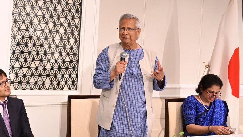২০২৬ সালের জুনের মধ্যে নির্বাচনের আশ্বাস দিলেন বাংলাদেশের অন্তর্বর্তীকালীন সরকারের প্রধান উপদেষ্টা মহম্মদ ইউনুস। বুধবার জাপানের প্রাক্তন প্রধানমন্ত্রী তারো আসোর সঙ্গে সাক্ষাতের সময় ইউনুস জানিয়েছেন, ২০২৫ সালের ডিসেম্বর থেকে ২০২৬ সালের জুনের মধ্যে নির্বাচন হবে। ছয় মাসের যে সময়সীমা দিয়েছেন, তারইমধ্যে নির্বাচন হয়ে যাবে বলে আশ্বাস দিয়েছেন তিনি। (ছবি সৌজন্যে, ফেসবুক Chief Adviser GOB)