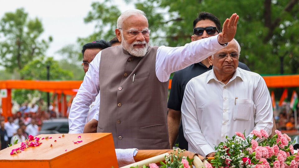 বৃহস্পতিবার সিকিম থেকে পশ্চিমবঙ্গে আসবেন প্রধানমন্ত্রী। দুপুর ২ টো ১৫ মিনিট আলিপুরদুয়ার এবং কোচবিহারের জন্য ‘নগর গ্যাস সরবরাহ’ প্রকল্পের ভিত্তিপ্রস্তর স্থাপন করবেন। প্রধানমন্ত্রী জানিয়েছেন, পরিবেশ-বান্ধব ওই প্রকল্পের ফলে উত্তরবঙ্গের প্রচুর মানুষ উপকৃত হবেন। শুধু তাই নয়, কর্মসংস্থানের সুযোগ তৈরি হবে বলেও জানিয়েছেন প্রধানমন্ত্রী। যিনি তারপর দুপুর তিনটে নাগাদ আলিপুরদুয়ারের প্যারেড গ্রাউন্ড থেকে জনসভা করবেন। (ছবি সৌজন্যে পিটিআই)