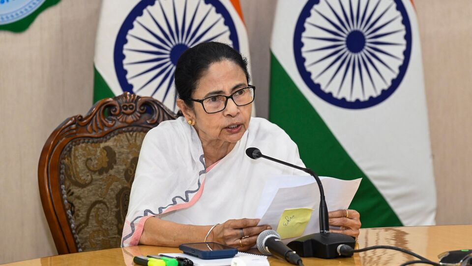 সুপ্রিম কোর্টের নির্দেশ মতো কি ছয় সপ্তাহের মধ্যে রাজ্য সরকারি কর্মচারীদের বকেয়া মহার্ঘ ভাতার ২৫ শতাংশ মিটিয়ে দেওয়ার তোড়জোড় শুরু করল পশ্চিমবঙ্গ সরকার? কারণ অর্থ দফতরের তরফে সম্প্রতি রাজ্যের বিভিন্ন দফতরের কাছে চাওয়া হয়েছে যে কতজনকে ডিএ দেওয়া হচ্ছে। অর্থাৎ সংশ্লিষ্ট দফতরের কতজন ডিএ পাচ্ছেন, তা জানতে চাওয়া হয়েছে। (ছবি সৌজন্যে পিটিআই)