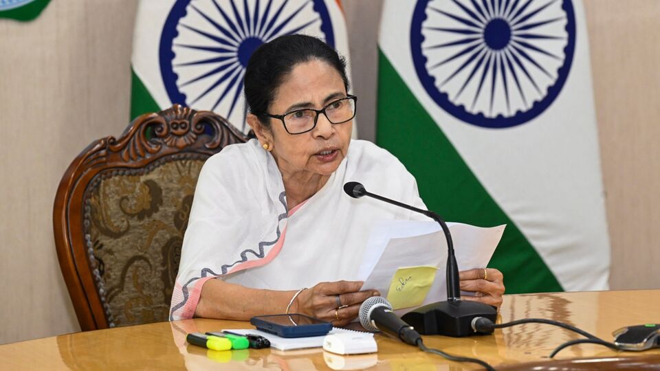 পালটা দিয়েছে তৃণমূলও। নাম না করে মোদীকে আক্রমণ শানিয়ে পশ্চিমবঙ্গের শাসক দলের তরফে বলা হয়েছে, 'যেহেতু পরিযায়ী পাখিরা বাংলায় মরশুমি সফর করছেন, তখন কেন একটি সহজ প্রশ্নের উত্তর দিচ্ছেন না: কেন এখনও বাংলার ১.৭ লাখ কোটি টাকার যে নায্য পাওনা রয়েছে, তা আটকে রেখেছে কেন্দ্রীয় সরকার?' (ছবি সৌজন্যে পিটিআই)