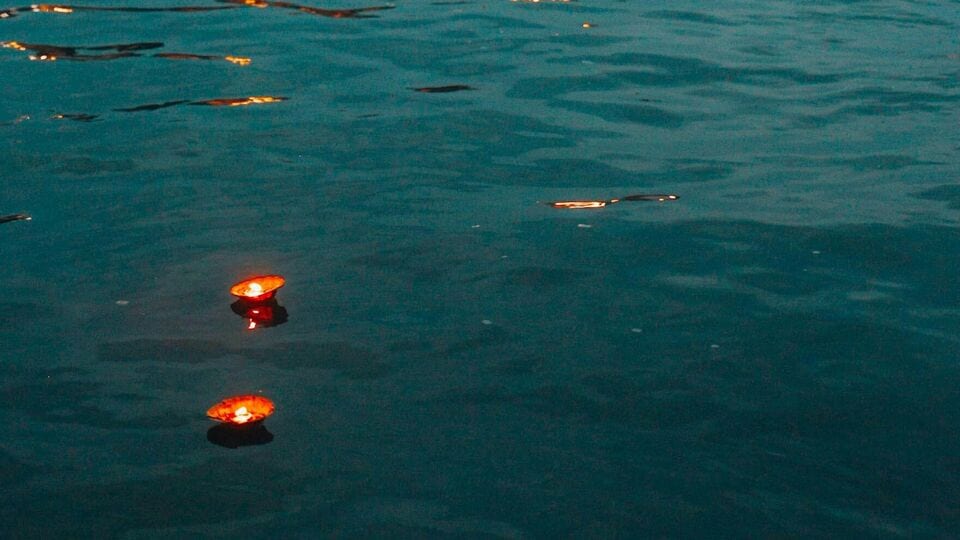 সনাতন ধর্মে জ্যৈষ্ঠ মাস অত্যন্ত গুরুত্বপূর্ণ। বৈদিক পঞ্জিকা অনুসারে, জ্যৈষ্ঠ শুক্লা দশমী তিথিতে গঙ্গা দশেরা উৎসব পালিত হয়। ভক্তরা মা গঙ্গার পুজোর এই উৎসব অত্যন্ত উৎসাহের সঙ্গে উদযাপন করেন। ধর্মীয় বিশ্বাস আছে যে মা গঙ্গা এই তিথিতে পৃথিবীতে অবতরণ করেছিলেন। এই তিথিতে মা গঙ্গার পুজো করা হয়। এই দিনে, গঙ্গায় স্নান করলে যে কোনও ভক্তের সমস্ত পাপ ধুয়ে যায়। আসুন জেনে নেওয়া যাক গঙ্গা দশেরার দিনে কোন কোন অভ্রান্ত ব্যবস্থা গ্রহণ করে আমরা জীবনের দুঃখ দূর করতে পারি এবং আর্থিক সংকট থেকে মুক্তি পেতে পারি। তবে তার আগে জেনে নেওয়া যাক, গঙ্গা দশেরা কবে এবং গঙ্গা দশেরার দিন স্নানের শুভ সময় কখন।