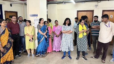 আগামী অগস্টে বকেয়া ডিএ মামলার যে শুনানি আছে, তাতে কোন বিষয়টা নিয়ে আলোচনা হবে, সেটাও ব্যাখ্যা করেছেন সংগ্রামী যৌথ মঞ্চের আহ্বায়ক। তাঁর কথায়, ‘ডিএ মামলার পরবর্তী ধাপে যে বিষয়টি নিয়ে আলোচনা হবে, সেটা হল যে মহার্ঘ ভাতা আমাদের (রাজ্য সরকারি কর্মচারীদের) মৌলিক অধিকার কিনা।’ (ছবিটি প্রতীকী, সৌজন্যে ফেসবুক) আগামী অগস্টে বকেয়া ডিএ মামলার যে শুনানি আছে, তাতে কোন বিষয়টা নিয়ে আলোচনা হবে, সেটাও ব্যাখ্যা করেছেন সংগ্রামী যৌথ মঞ্চের আহ্বায়ক। তাঁর কথায়, ‘ডিএ মামলার পরবর্তী ধাপে যে বিষয়টি নিয়ে আলোচনা হবে, সেটা হল যে মহার্ঘ ভাতা আমাদের (রাজ্য সরকারি কর্মচারীদের) মৌলিক অধিকার কিনা।’ (ছবিটি প্রতীকী, সৌজন্যে ফেসবুক)